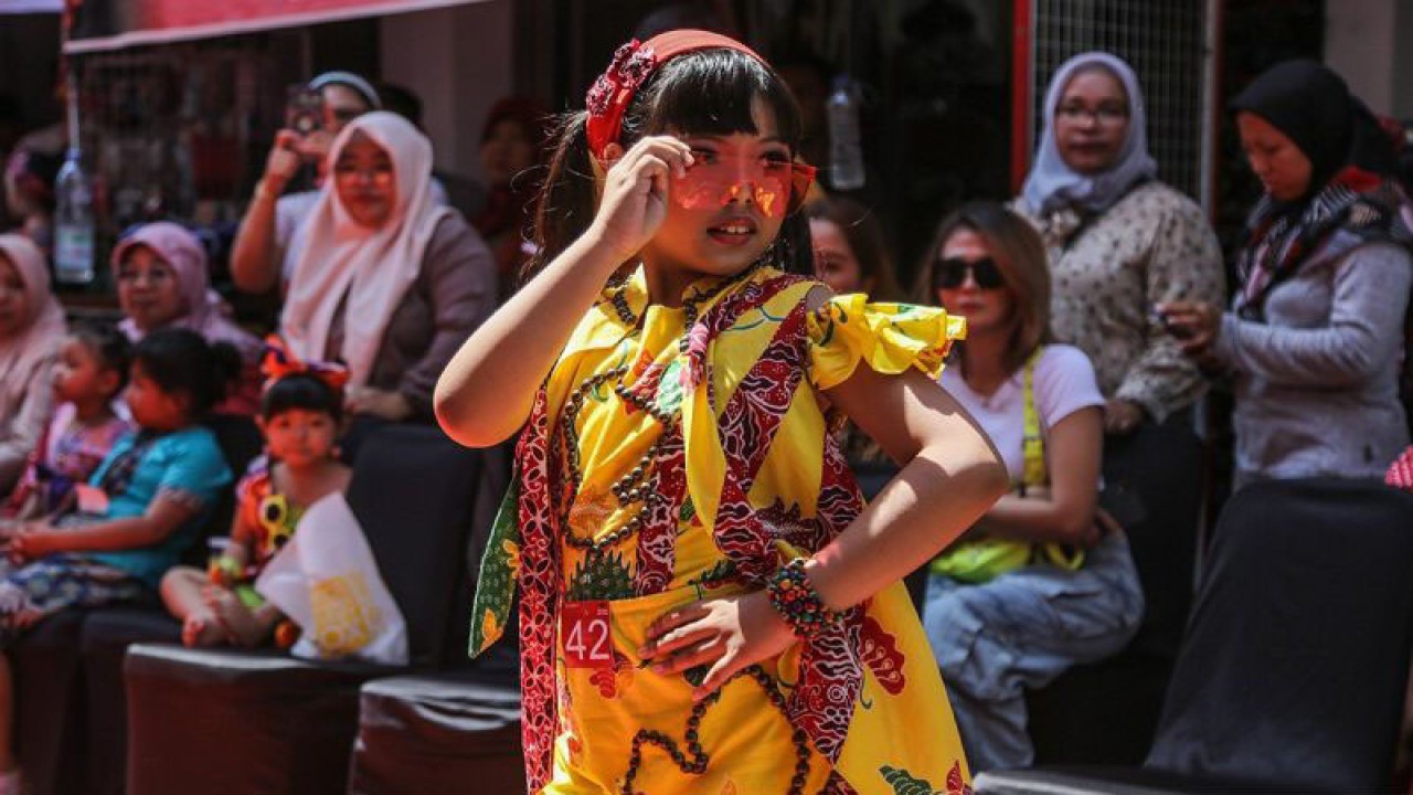 Peserta memperagakan busana kreasi kain batik saat mengikuti lomba fesyen di Pasar Johar, Semarang, Jawa Tengah, Minggu (15/10/2023). Pemkot Semarang menyelenggarakan lomba fesyen yang diikuti puluhan anak tersebut untuk melestarikan dan mengenalkan berbagai macam jenis model busana kain batik kepada generasi muda sekaligus sebagai ajang sarana promosi pasar tradisional di kota itu. (ANTARA FOTO/Makna Zaezar/rwa)