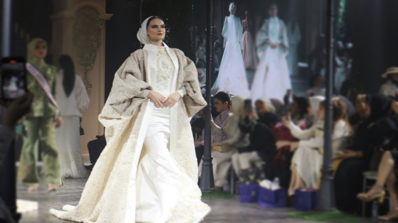 Koleksi "Rose and Beyond" oleh Ayu Dyah Andari dan Putri Zulkifli Hasan dipamerkan di Grand Ballroom The Langham Hotel, Jakarta, Senin (16/10/2023). (ANTARA/Pamela Sakina)