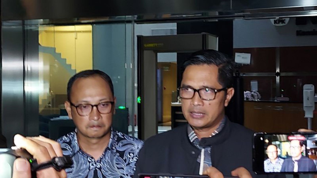 Juru Bicara KPK periode 2016-2019 Febri Diansyah (kanan) dan mantan pegawai KPK Rasamala Aritonang saat memberikan keterangan usai diperiksa tim penyidik KPK di Gedung Merah Putih KPK, Jakarta Selatan, Senin (2/10/2023). (ANTARA/Fianda Sjofjan Rassat)