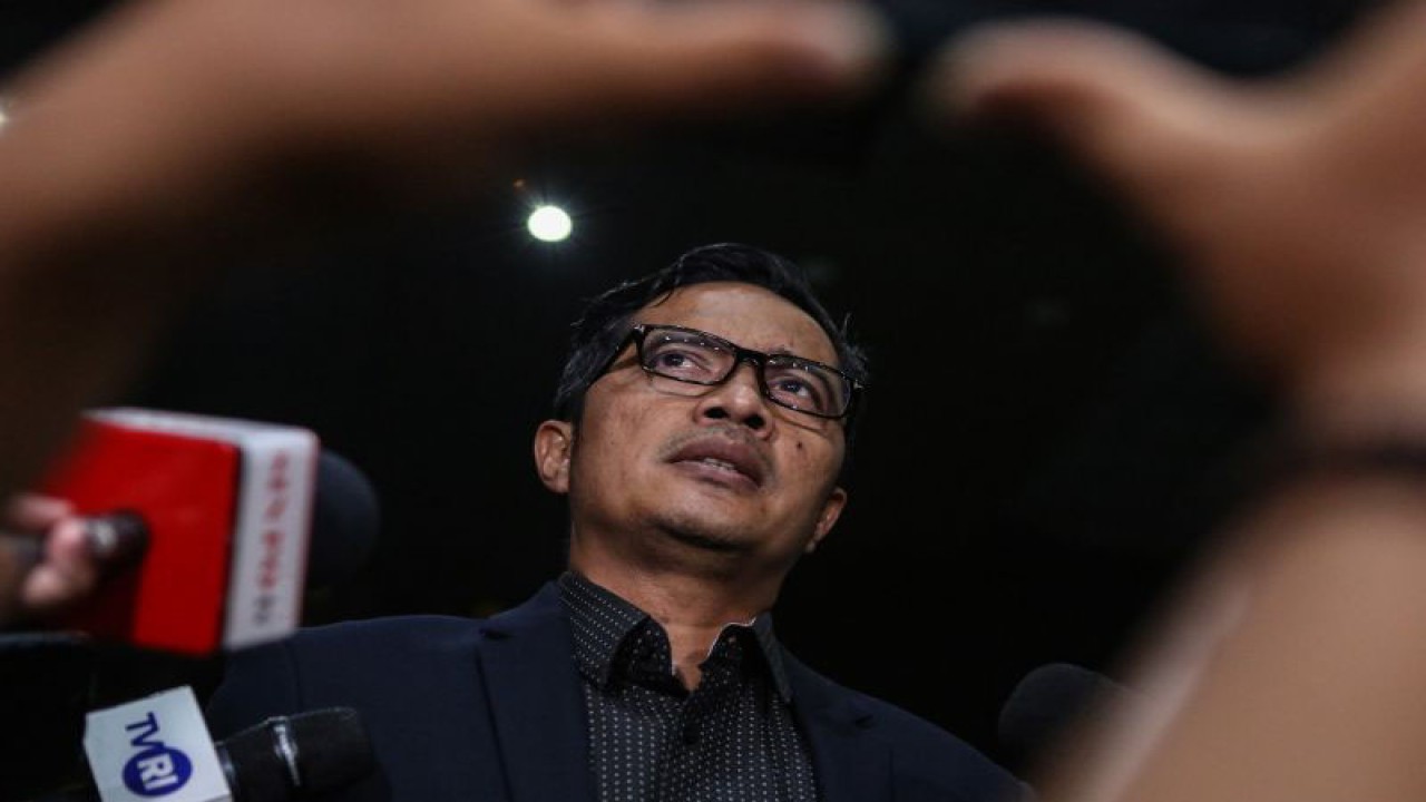 Kuasa hukum mantan Menteri Pertanian Syahrul Yasin Limpo (SYL), Febri Diansyah, menjawab pertanyaan wartawan setibanya di Gedung KPK, Jakarta, Kamis (12/10/2023) malam. Kedatangan Febri untuk memberikan pendampingan hukum kepada SYL yang ditangkap KPK dalam kasus dugaan korupso. (ANTARA FOTO/Asprilla Dwi Adha/Spt)