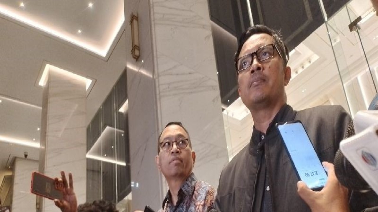 Kuasa Hukum Menteri Pertanian (Mentan) Syahrul Yasin Limpo (SYL) Febri Diansyah (kanan) memberikan keterangan pers di Kantor DPP NasDem, Jakarta, Rabu (4/10/2023). (ANTARA/Fauzi Lamboka)
