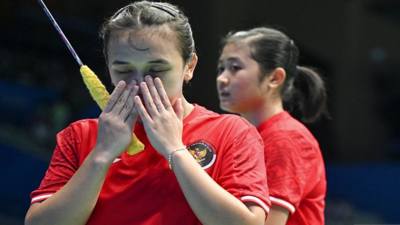 Ekspresi dari pebulu tangkis ganda putri Indonesia Febriana Dwipuji Kusuma (kiri) dan Amallia Cahaya Pratiwi (kanan) saat melawan Rasila Maharjan dan Anu Maya Rai asal Nepal pada babak 32 besar Asian Games 2022 di Binjiang Gymnasium, Hangzhou, China, Selasa (3/10/2023). Febriana/Amalia melaju ke babak 16 besar usai menang dengan skor akhir 21-3, 21-7. ANTARA FOTO/M Risyal Hidayat/hp.