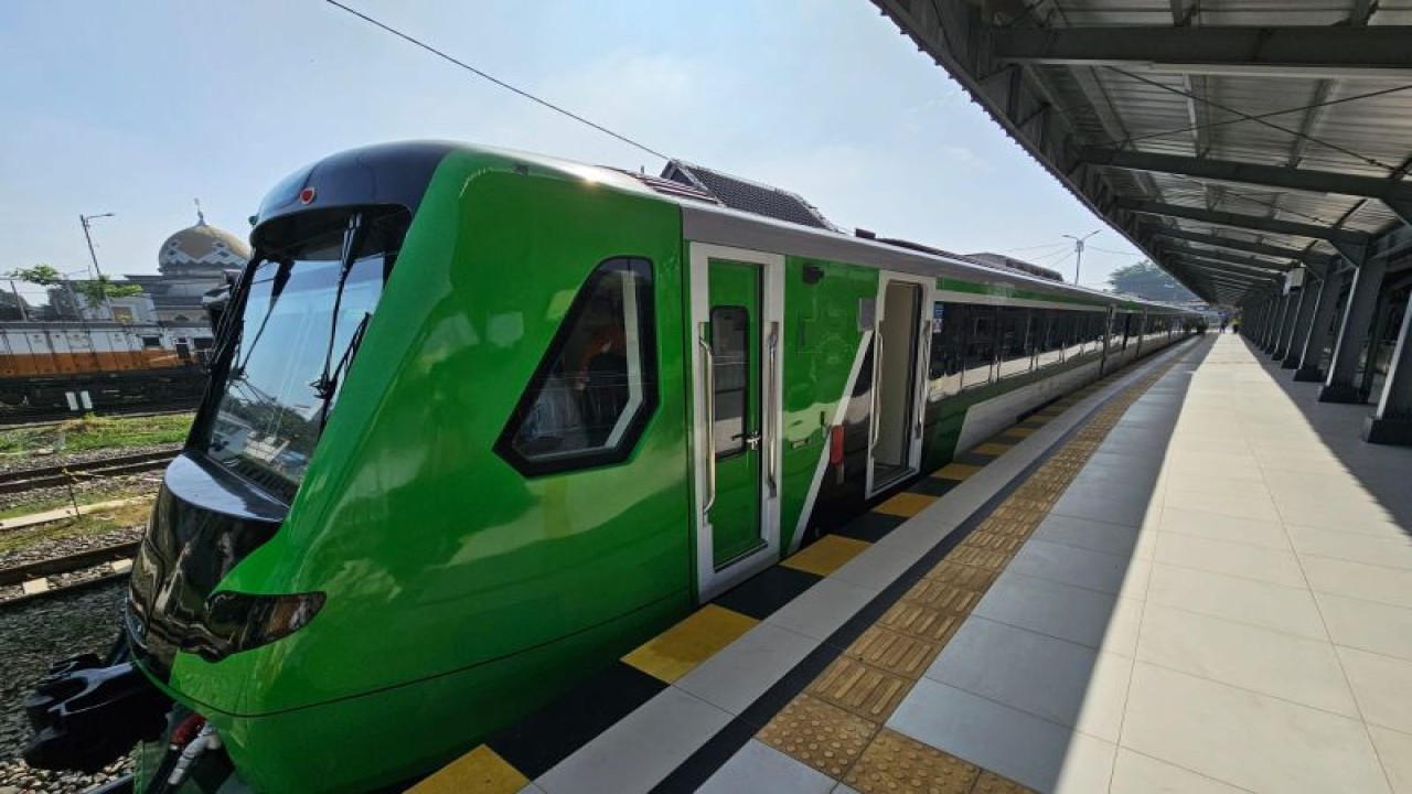 Arsip: Kereta Pengumpan (feeder) yang menghubungkan Stasiun KCJB. (ANTARA/HO Daop II Bandung)