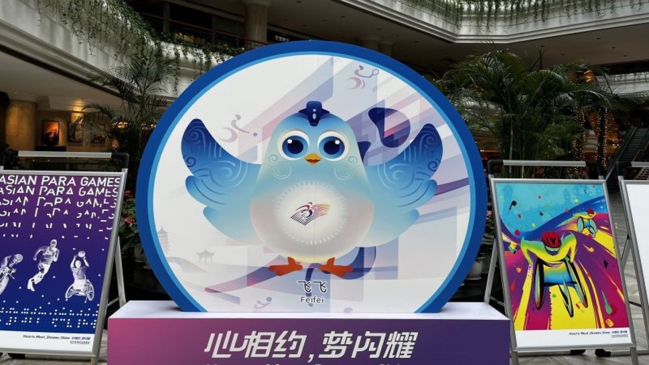 Gambar dari maskot Asian Para Games 2022 Hangzhou, Fei Fei, yang ditemukan di Jinma Palace Hotel, Xiaoshan, Hangzhou, China, Minggu (22/10/2023). (ANTARA/Arnidhya Nur Zhafira)