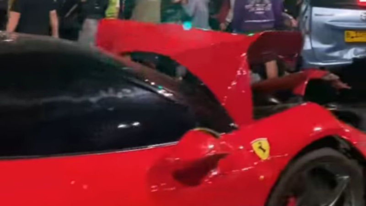 Tangkapan layar - Sebuah mobil Ferrari menabrak lima kendaraan di ruas Jalan Jenderal Sudirman, tepatnya di sebelum lampu merah Bundaran Senayan pada, Minggu (08/10/2023). (ANTARA/Instagram/@aritosca_/Erlangga Bregas Prakoso.)