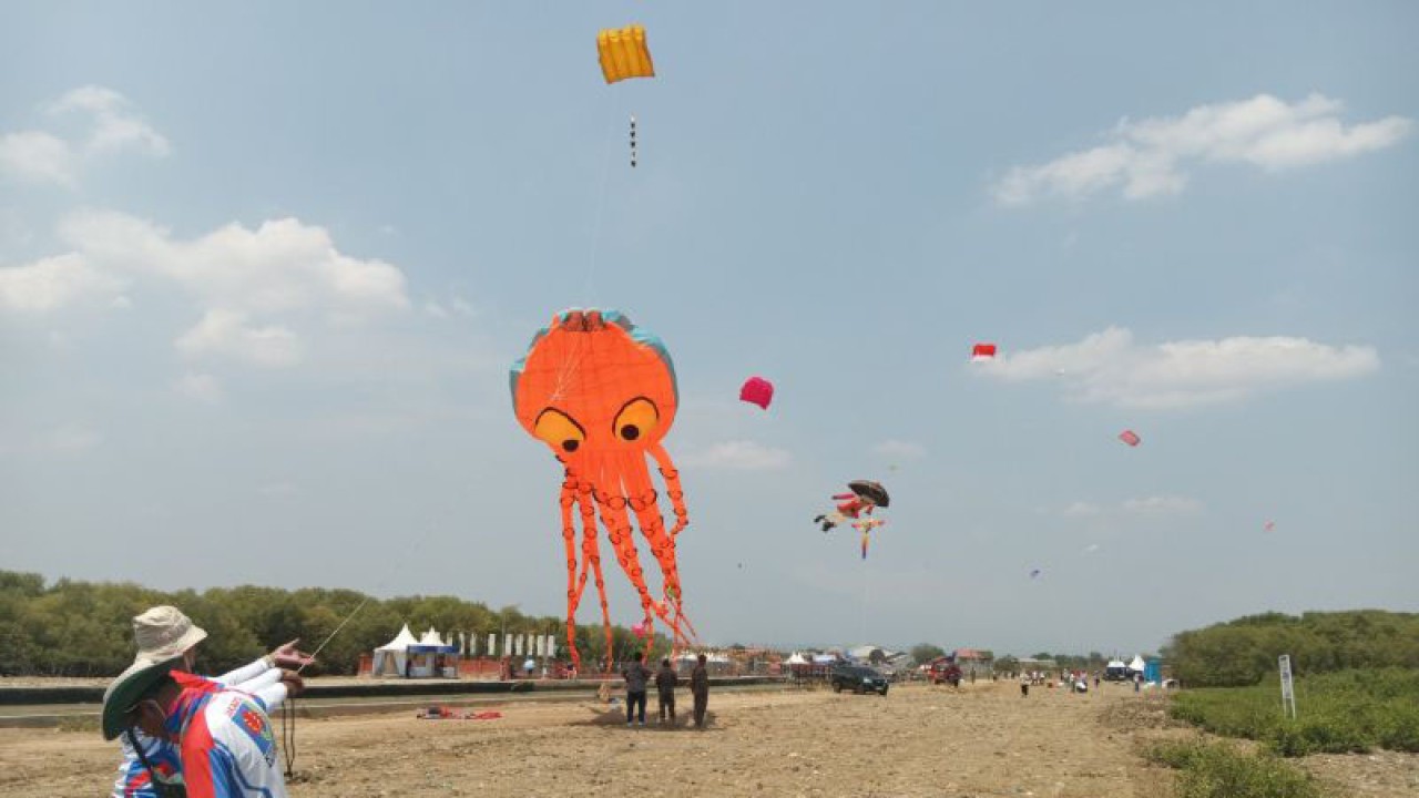 Sejumlah peserta Festival Layang-layang Internasional saat menerbangkan layangan berukuran besar di Taman Muara Desa Mundu Pesisir, Cirebon, Jawa Barat, Sabtu (7/10/2023). (ANTARA/Fathnur Rohman)