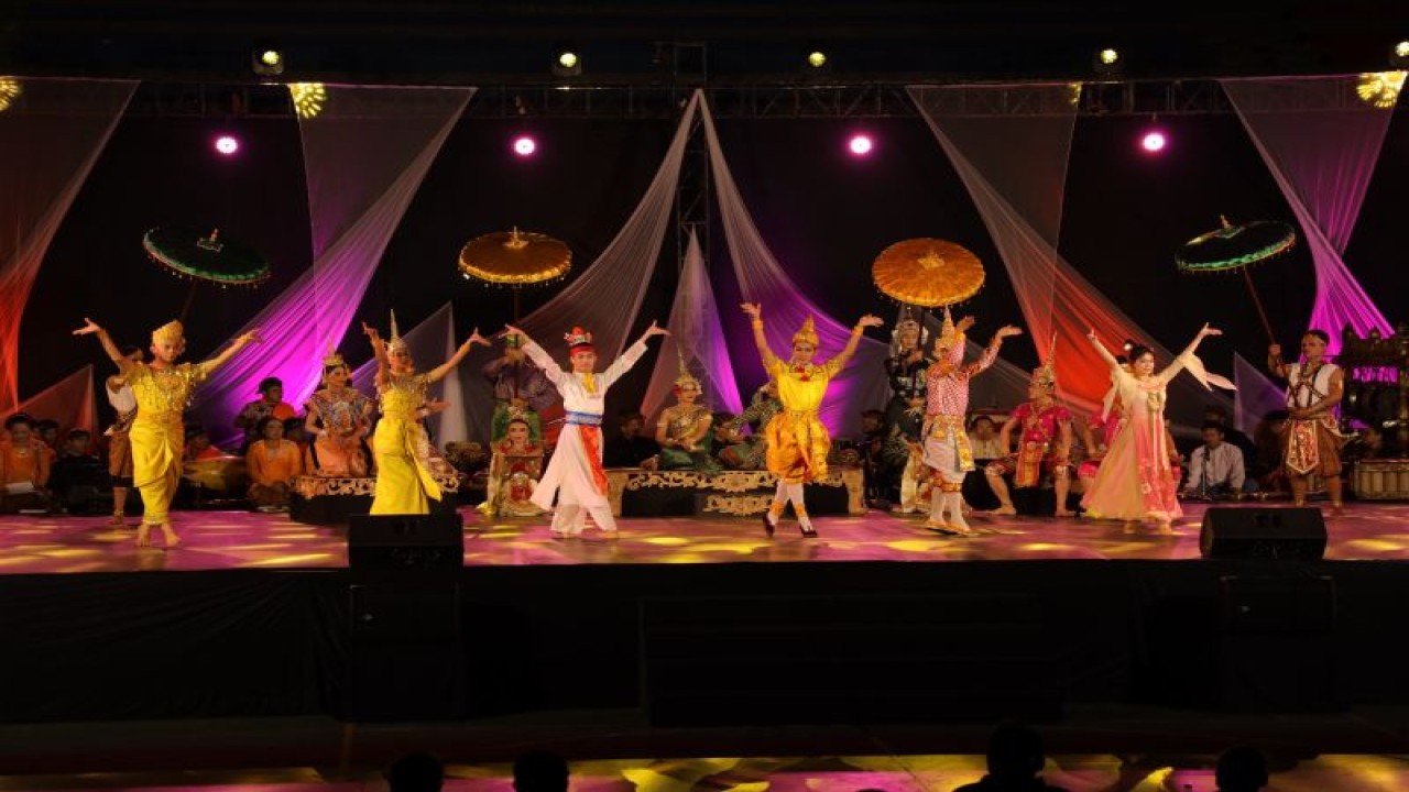 Pagelaran Festival Panji Internasional atau Panji Festival 2023 di GOR Jayabaya, Kota Kediri, Jawa Timur. Acara ini melibatkan penari dari sembilan negara. ANTARA/ HO-Pemkot Kediri