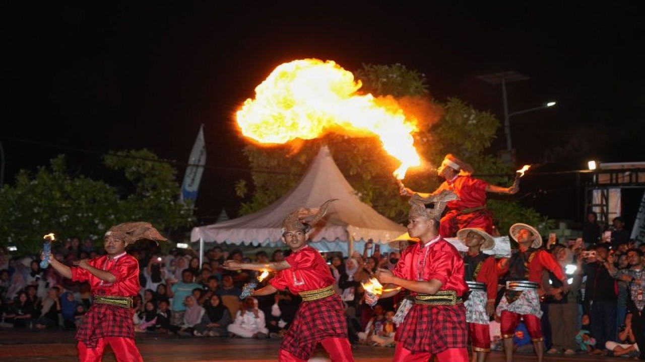 Atraksi api meriahkan pembukaan Festival Taka Bonerate, Selayar, Kamis malam (26/10/2023). ANTARA/HO-Humas Pemprov Sulsel.
