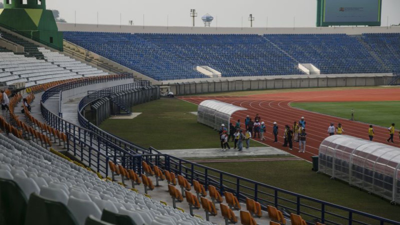 Suasana saat perwakilan Federasi Sepak Bola Internasional (FIFA) melakukan peninjauan dan pengecekan kesiapan di Stadion Si Jalak Harupat, Kabupaten Bandung, Jawa Barat, Minggu (30/7/2023). Delegasi FIFA tersebut melakukan peninjauan dengan didampingi perwakilan PSSI, Kementerian PUPR dan pengelola di sejumlah stadion utama hingga stadion latihan di kawasan Bandung Raya untuk memastikan kesiapan dan kelayakan fasilitas penyelenggaraan piala dunia sepak bola U-17. ANTARA FOTO/Novrian Arbi/foc.