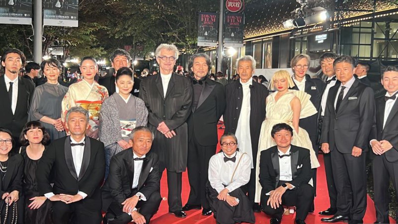 Sutradara film Perfect Days Wim Wenders bersama para pameran berpose di karpet merah Tokyo International Film Festival 2023 di Tokyo, Senin (23/10). (ANTARA/ Juwita Trisna Rahayu)