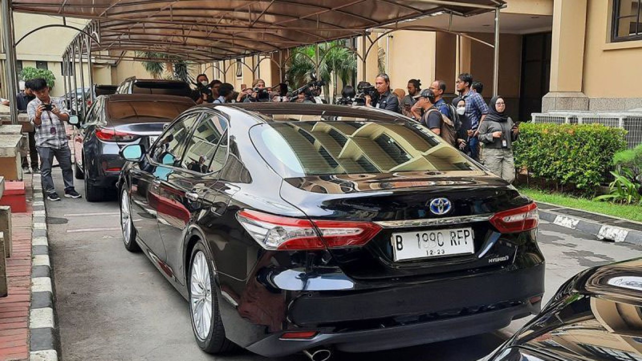 Mobil sedan warna hitam diduga milik Firli Bahuri terpakir di halaman belakang gedung rupatama Mabes Polri, Jakarta, Selasa (24/10/2023). ANTARA/Laily Rahmawaty/am.