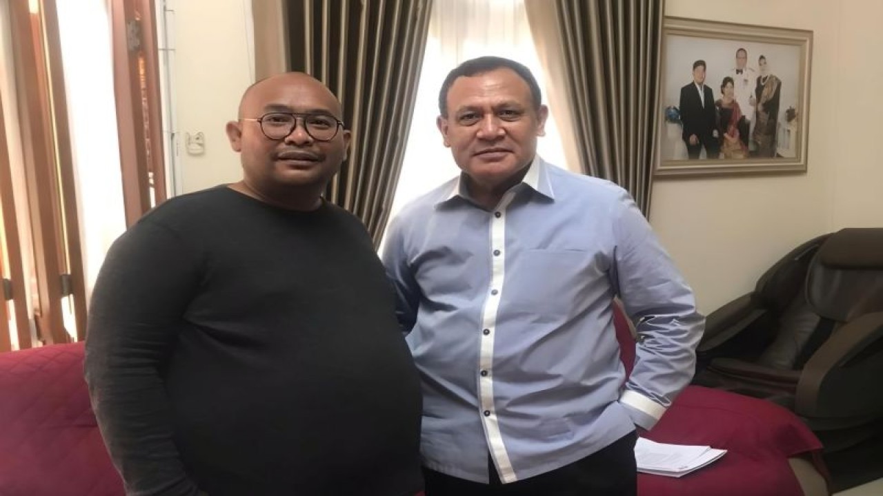Ketua RT Rony Napitupulu (kiri) bersama Ketua KPK Firli Bahuri saat dilakukan penggeledahan di rumahnya, Kamis (26/10/2023). ANTARA/HO-Dokumen Pribadi