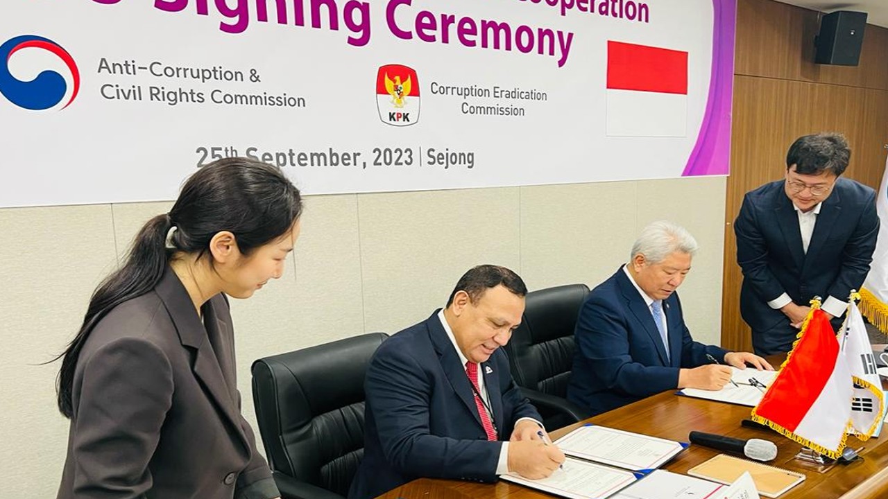 Ketua KPK RI Firli Bahuri dan Ketua Lembaga Komisi Anti Korupsi dan Hak-Hak Sipil (ACRC) Korea Selatan, Kim Hong-il, hadir dalam pertemuan bilateral di Sejong Korea Selatan, Senin (25/9).