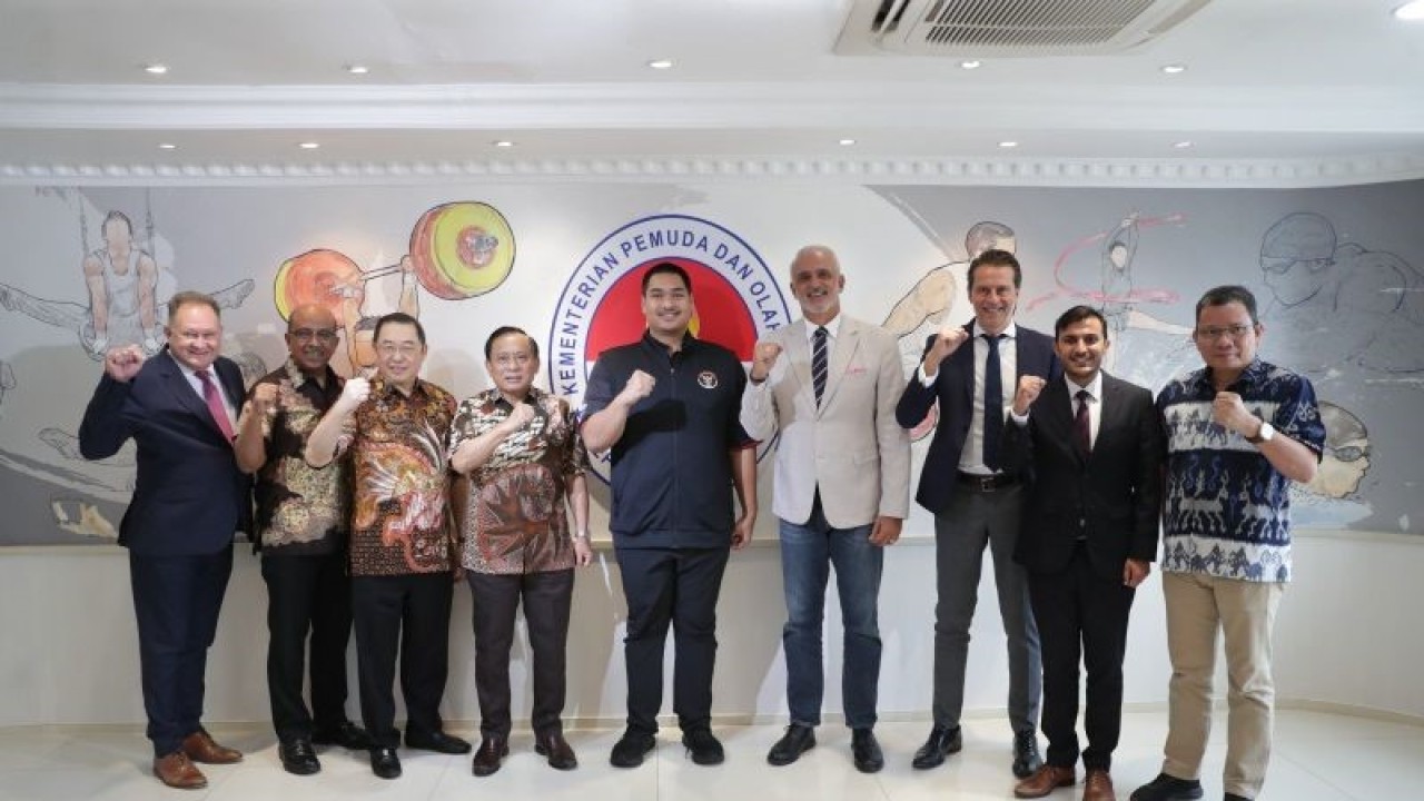 Menteri Pemuda dan Olahraga Republik Indonesia Dito Ariotedjo (tengah) menerima audiensi dari Federation Internationale De Volleyball (FIVB) di Kemenpora, Jakarta, Selasa (17/10/2023). (ANTARA/HO/Kemenpora)