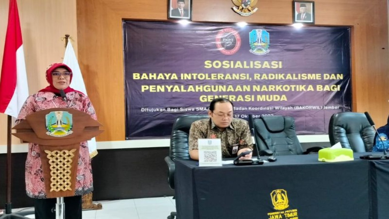 Ketua FKPT Jatim Hesti Armiwulan memberikan sambutan saat kegiatan "Sosialisasi Bahaya Intoleransi, Radikalisme dan Narkoba bagi Generasi Muda" di Bakorwil Jember pada Selasa (17/10/2023). ANTARA/HO-FKPT Jatim.