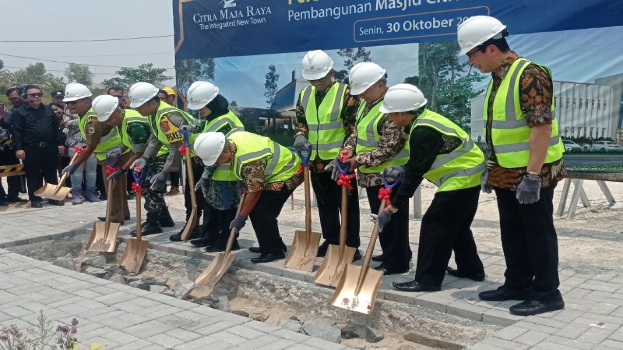 Bupati Lebak Iti Octavia Jayabaya dan Ketua FKUB Provinsi Banten KH AM Romli melakukan peletakan batu pertama pembangunan Masjid dan Gereja Bersama di perumahan Citra Maja Raya Kecamatan Maja Kabupaten Lebak.ANTARA/Mansur