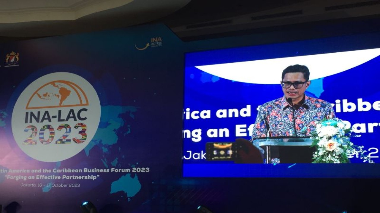 Wakil Menteri Luar Negeri RI Pahala Mansury menyampaikan pidato pada pembukaan Forum Bisnis Indonesia-Amerika Latin dan Karibia (INA-LAC) di Jakarta, Selasa (17/10/2023). (ANTARA/Shofi Ayudiana)