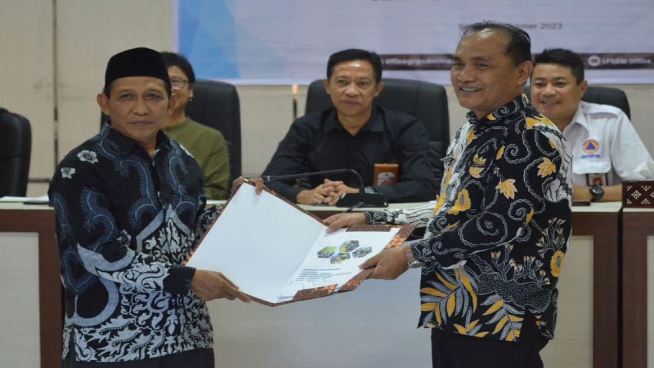 Asisten II Setda Lombok Timur Ahmad Masfu saat memberikan SK kepada Pengurus Forum pengurangan resiko bencana di kantor bupati setempat, Selasa (10/10/2023) (ANTARA/HO-Humas Pemkab Lombok Timur)