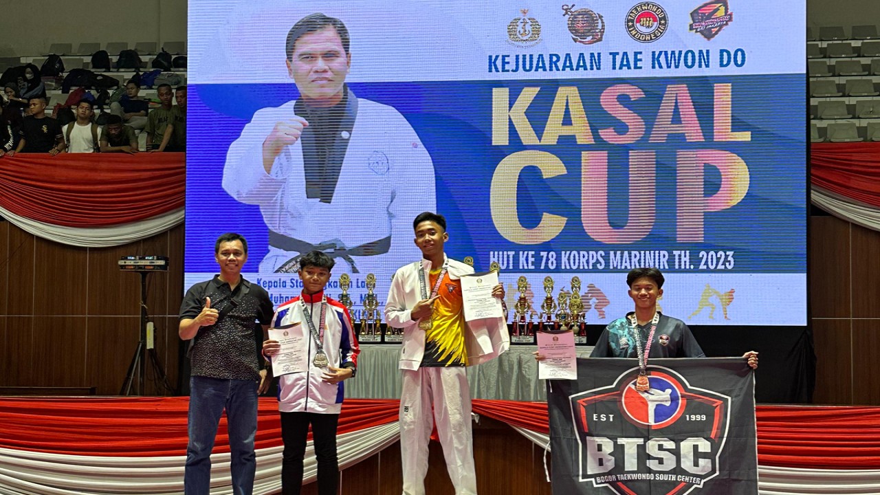 Para peraih medali kejuaraan KASAL CUP 2023 lakukan foto bersama