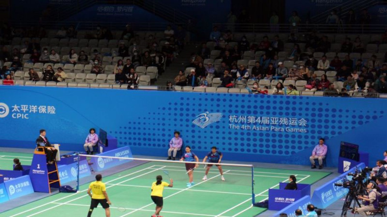 Pasangan ganda campuran Indonesia, Fredy Setiawan dan Khalimatus Sadiyah (hadap kamera) saat menghadapi atlet India, Kumar Nitesh/Murugensat pada pertandingan di babak kualifikasi Asian Para Games (APG) 2023 di Binjiang Gymnasium, Hangzhou China, Jumat (20/10/2023). ANTARA/Bambang Dwi Marwoto.