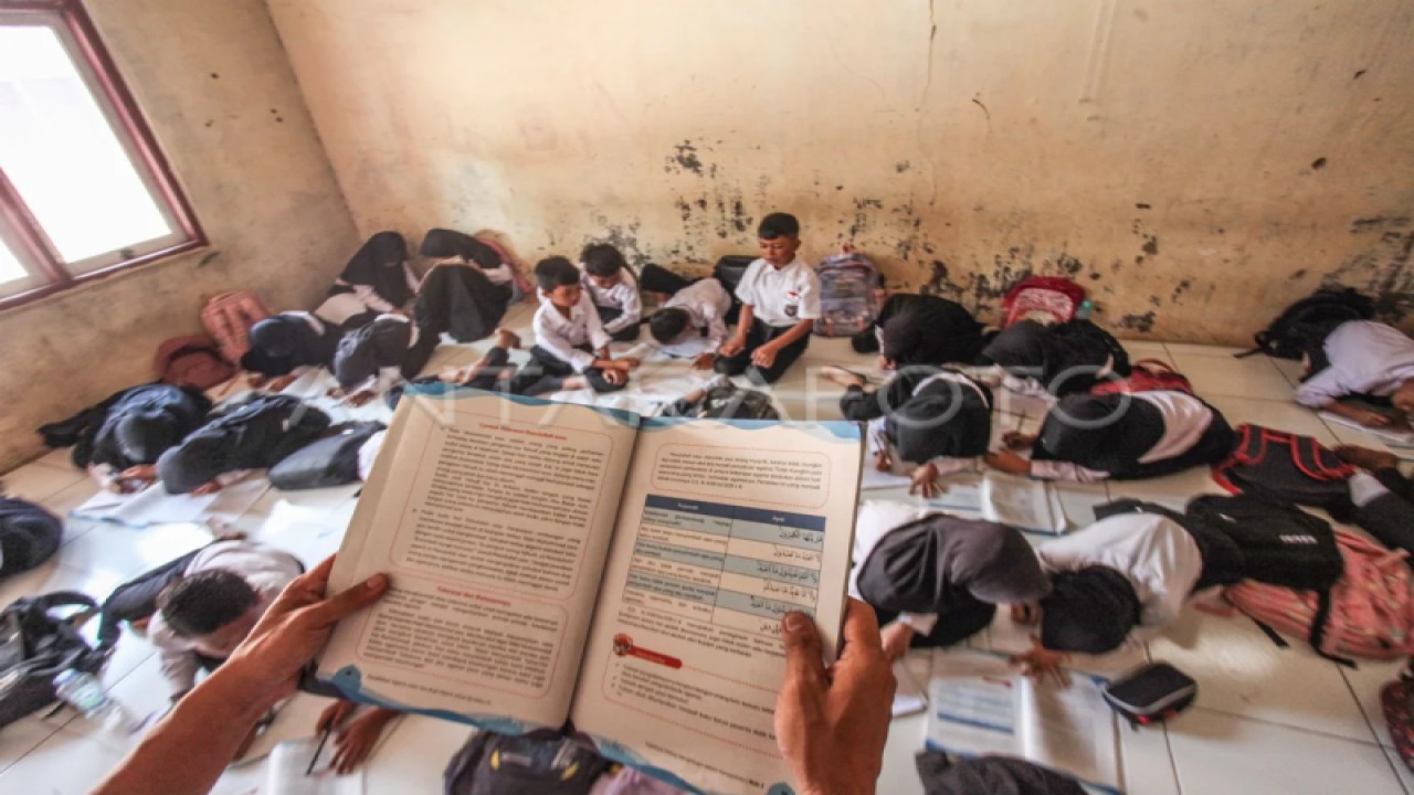 Sejumlah siswa kelas IV SDN Cidokom 02 mengikuti kegiatan belajar di lantai ruangan musholla di Rumpin, Kabupaten Bogor, Jawa Barat, Jumat (6/10/2023). (ANTARA FOTO/Yulius Satria Wijaya/nym.)