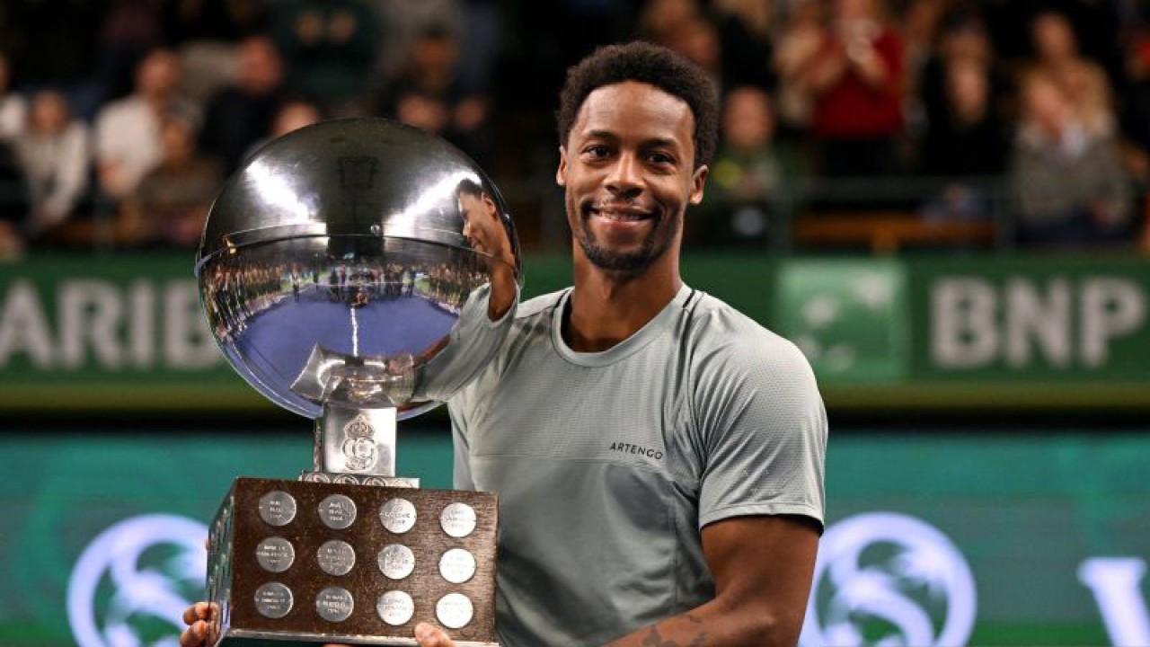 Petenis Prancis Gael Monfils berpose dengan trofinya setelah memenangi pertandingan final ATP Nordic Open yang dimainkan di Royal Tennis Hall, Stockholm, Swedia, Minggu (22/10/2023). (ANTARA/AFP/Jonathan NACKSTRAND)