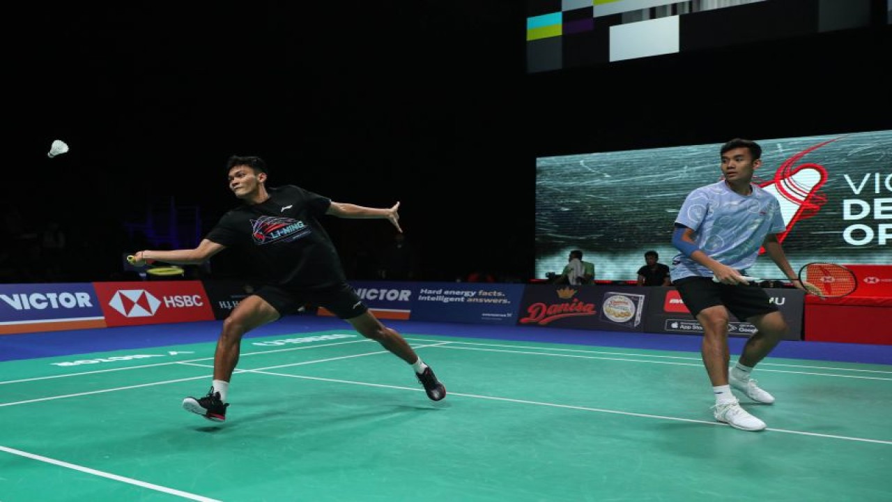 Ganda putra Indonesia Bagas Maulana/Muhammad Shohibul Fikri saat berlatih di Jyske Arena, Senin, jelang turnamen Denmark Open 2023 pada 17-22 Oktober di Odense. (ANTARA/HO-PP PBSI)