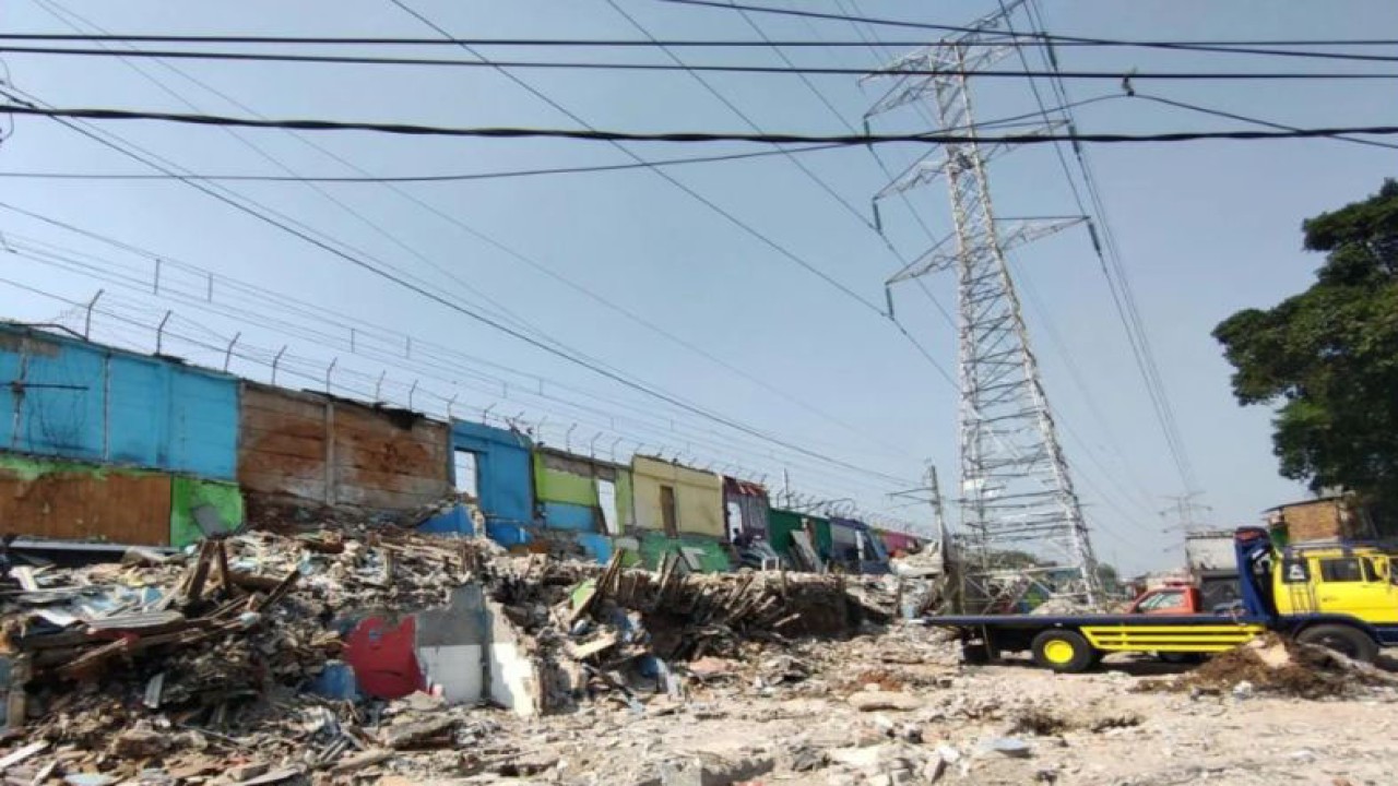 Lokasi 35 bangunan prostitusi berkedok warung kopi di Gang Royal, Jalan Bandengan III, Pekojan, Tambora, Jakarta Barat, yang dibongkar oleh petugas gabungan pada Senin (16/10/2023). (ANTARA/Risky Syukur)