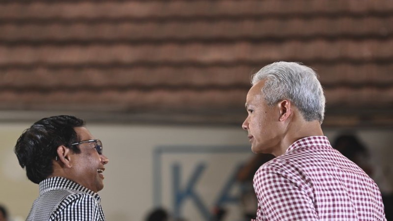 Bakal pasangan capres dan cawapres Ganjar Pranowo-Mahfud MD saat pertemuan dengan pekerja kreatif di Jakarta, Senin (23/10/2023). (ANTARA FOTO/M Risyal Hidayat/rwa)