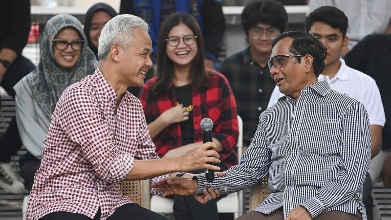 Bakal calon presiden Ganjar Pranowo (kiri) berbincang dengan bakal calon wakil presiden Mahfud MD (kanan) saat pertemuan dengan pekerja kreatif di Jakarta, Senin (23/10/2023). ANTARA FOTO/M Risyal Hidayat/rwa/am.