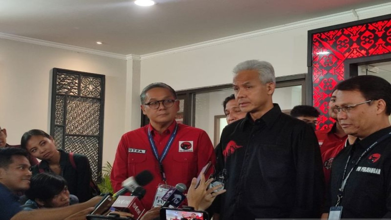 Ganjar Pranowo menemui wartawan usia kegiatan CALD Party, di Sekolah Partai PDI Perjuangan, Sabtu (28/10/2023). (ANTARA/Rina Nur Anggraini.)