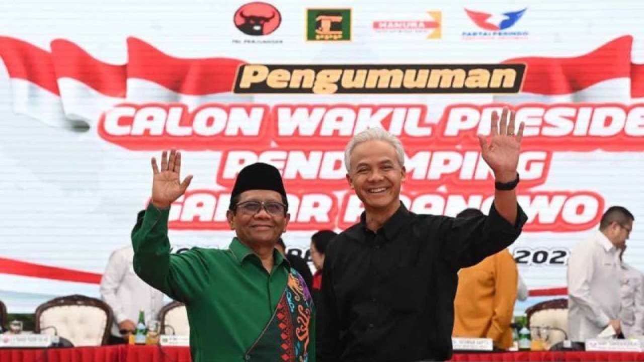 Bakal calon presiden dari PDI Perjuangan (PDIP) Ganjar Pranowo (kanan) dan bakal calon wakil presiden Mahfud MD (kanan) melambaikan tangan saat pengumuman bakal calon wakil presiden pada Pilpres 2024 di kantor DPP PDIP, Jakarta, Rabu (18/10/2023). Mahfud MD resmi ditunjuk sebagai bakal calon wakil presiden (cawapres) pendamping Ganjar Pranowo. (ANTARA FOTO/M Risyal Hidayat/rwa). (1)
