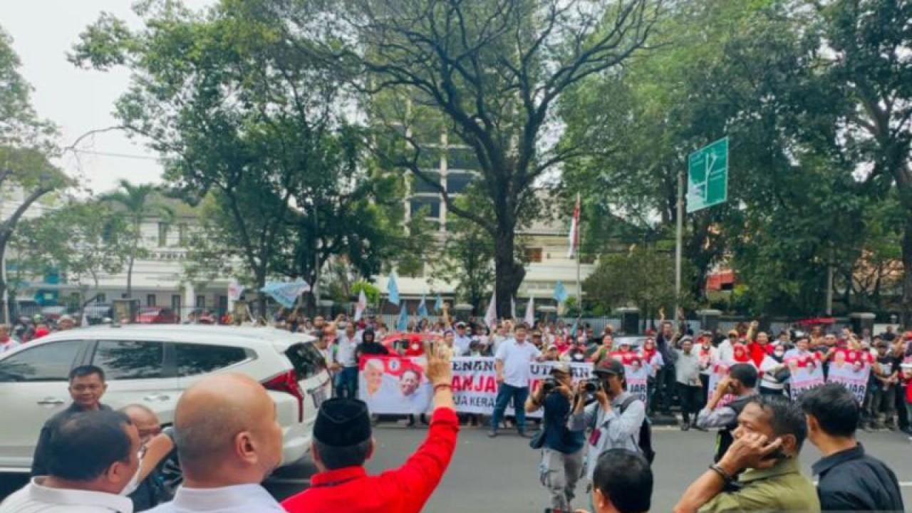 Massa memberi dukungan kepada Ganjar-Mahfud di depan Kantor DPP PDI Perjuangan, Jalan Diponegoro, Menteng, Jakarta, Rabu (18/10/2023). ANTARA/HO-PDI Perjuangan