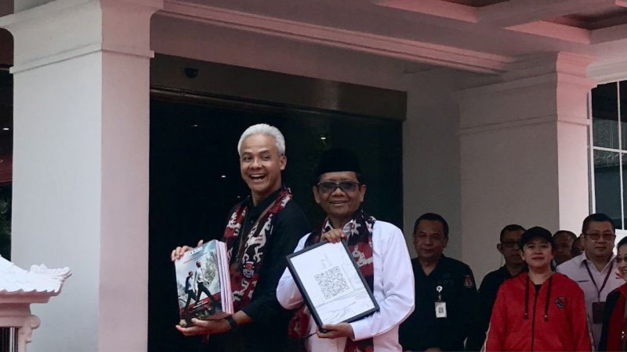 Pasangan bakal capres dan cawapres Ganjar Pranowo-Mahfud MD di Kantor KPU RI, Jakarta, Kamis (19/10/2023). (ANTARA/Genta Tenri Mawangi)