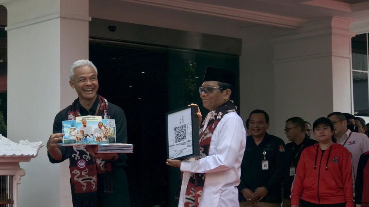 Pasangan bakal calon presiden dan bakal calon wakil presiden Ganjar Pranowo-Mahfud MD menunjukkan QR Code berisi dokumen visi, misi, dan program kerja di pelataran Kantor KPU RI, Jakarta, Kamis (19/10/2023) sebelum mereka naik ke Lantai 2 Kantor KPU RI mendaftarkan diri untuk Pemilihan Presiden 2024 sekaligus menyerahkan berkas pendaftaran. ANTARA/Genta Tenri Mawangi.