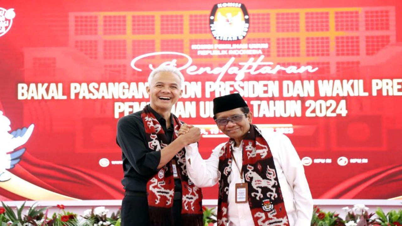 Bakal capres Ganjar Pranowo bersama cawapres Mahfud MD di Kantor KPU RI, Jakarta, Kamis (19/10/2023). (ANTARA/HO-PDIP)