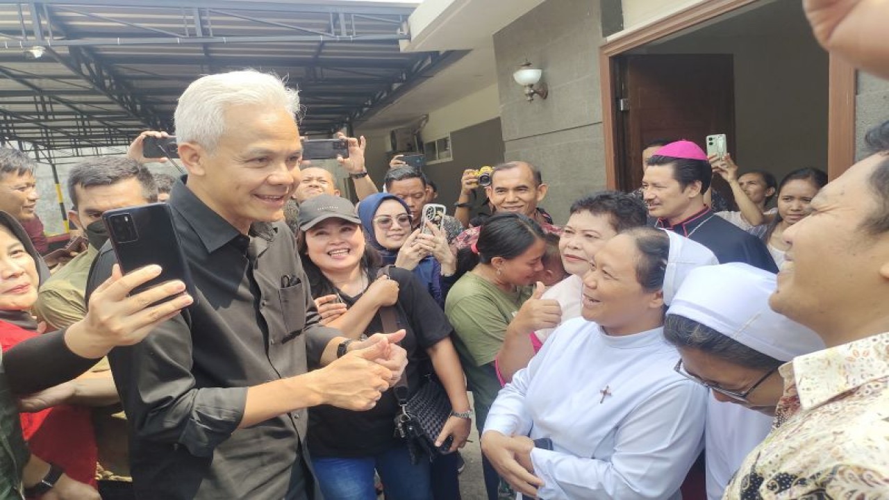 Bakal capres Ganjar Pranowo saat berkunjung ke Keuskupan Tanjungkarang di Kota Bandarlampung, Lampung, Kamis, (26/10/2023). (ANTARA/Dian Hadiyatna)