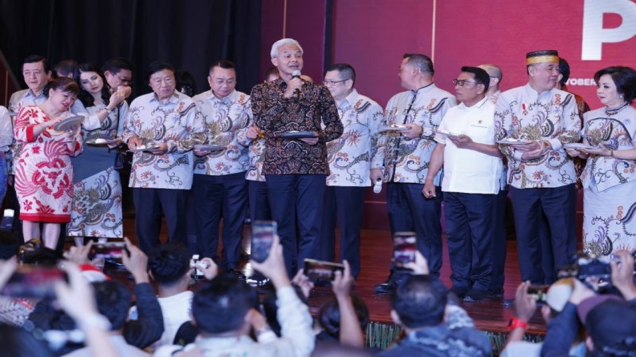 Bakal calon presiden Ganjar Pranowo saat menghadiri Hari Ulang Tahun Ke-25 Paguyuban Sosial Marga Tionghoa Indonesia (PSMTI) di Taman Mini Indonesia Indah, Jakarta, Senin (2/10/2023). ANTARA/HO-Tim Media Ganjar Pranowo