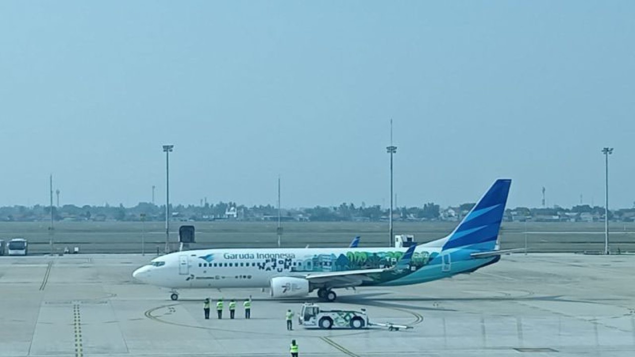 Pesawat milik PT Garuda Indonesia yang menggunakan bahan bakar ramah lingkungan Pertamina SAF, sebelum melakukan lepas landas di Bandara Internasional Soekarno-Hatta, Tangerang, Banten, Jumat (27/10/2023). ANTARA/Farhan Arda Nugraha