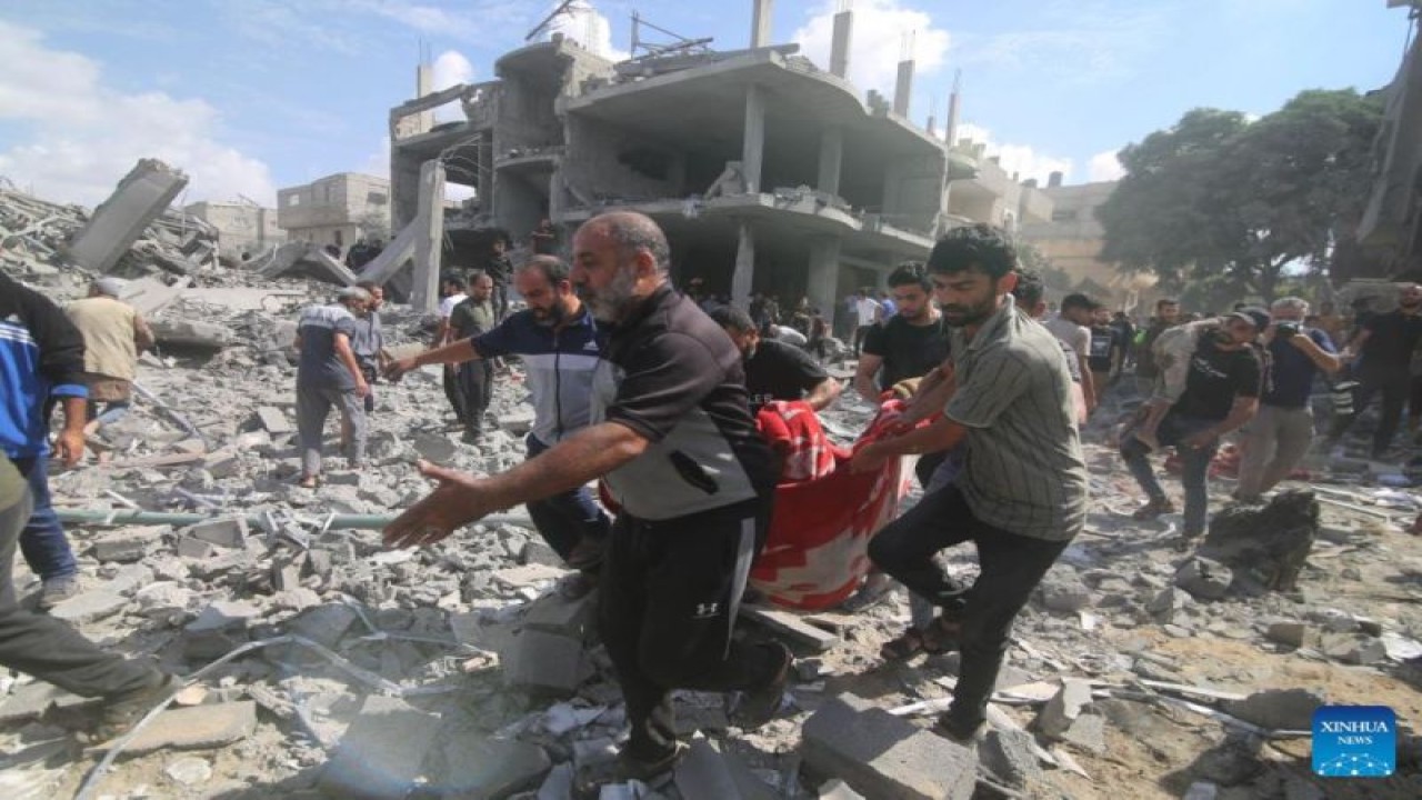 Sejumlah warga mengangkut para korban dari sebuah gedung yang hancur akibat serangan Israel di Kota Rafah di Jalur Gaza bagian selatan pada 17 Oktober 2023. ANTARA/Khaled Omar/Xinhua/tm