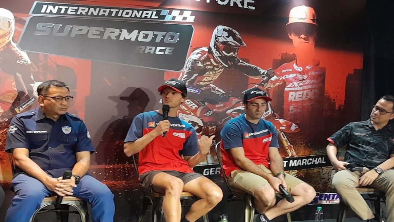 Pembalap asal Perancis Germain Vincenot (dua dari kiri) dalam konferensi pers menjelang Kejuaraan Superadventure International Supermoto Race (SISR) Seri Kejurnas 2023 yang berlangsung di Senayan City, Jakarta, Selasa (24/10/2023) (ANTARA/FAJAR SATRIYO)