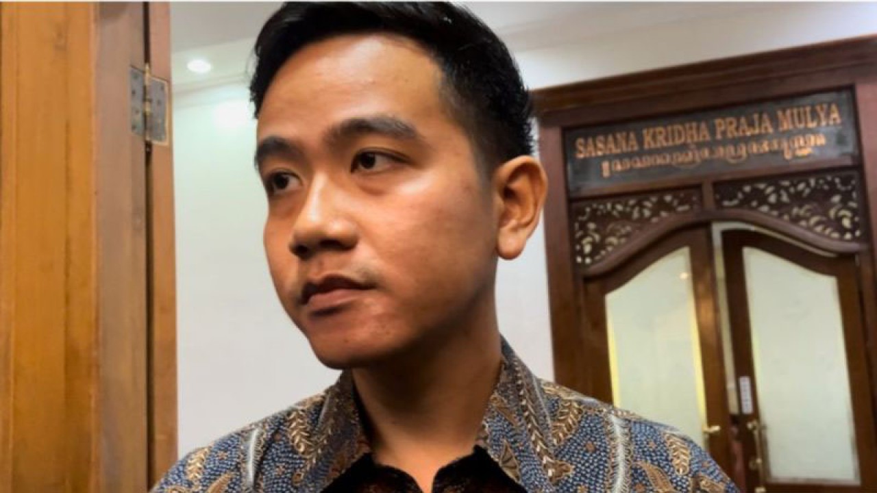 Wali Kota Surakarta Gibran Rakabuming Raka saat memberikan keterangan kepada wartawan di Kota Surakarta, Jawa Tengah, Senin (16/10/2023). (ANTARA/Aris Wasita)