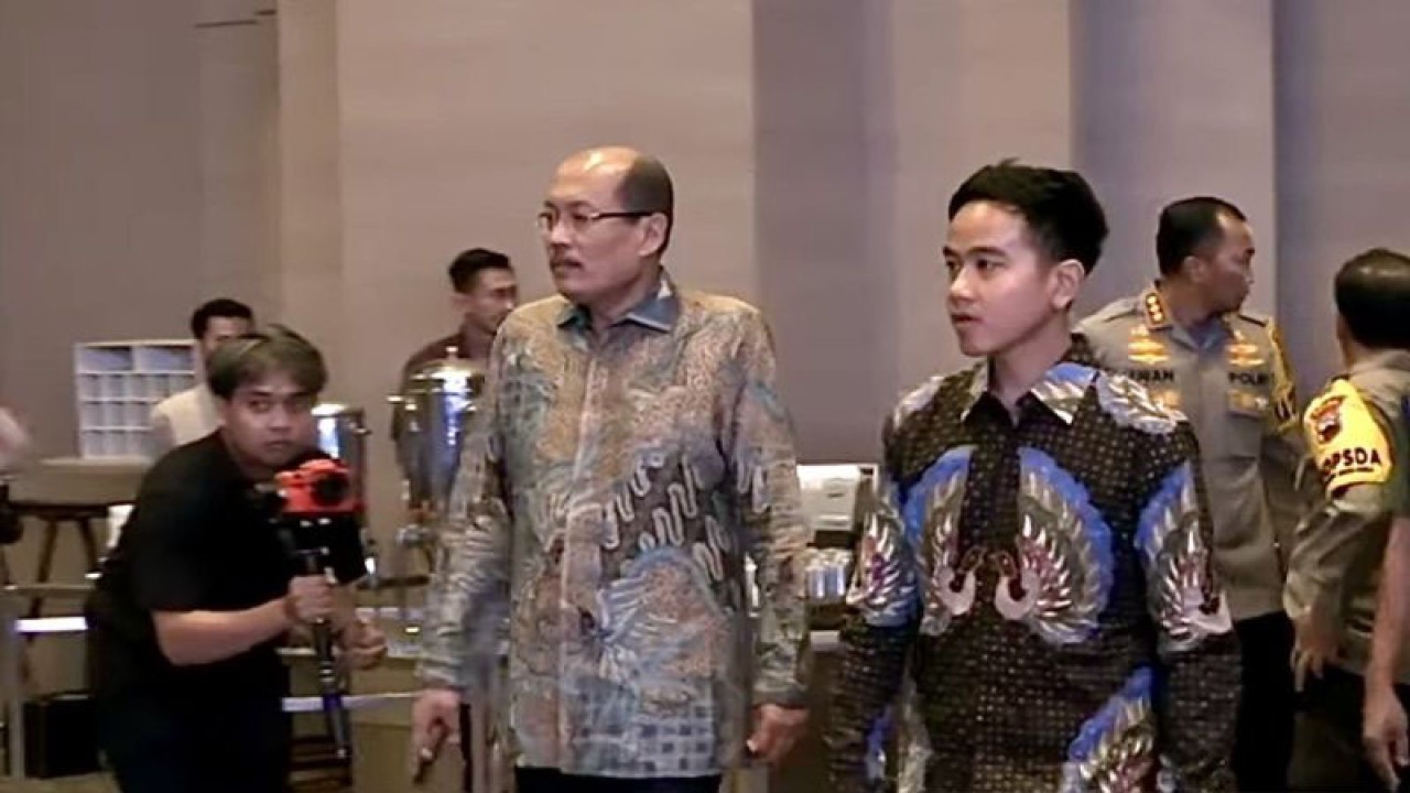 Tangkapan layar - Deputi Bidang Koordinasi Kesatuan Bangsa Kemenkopolhukam Janedjri M. Gaffar (kiri) didampingi Wali Kota Surakarta Gibran Rakabuming Raka saat menghadiri dialog kebangsaan "Sukses Pemilu 2024 menuju Indonesia Maju" di Kota Surakarta, Jawa Tengah, seperti disiarkan langsung melalui akun YouTube Kemenko Polhukam RI, Selasa (17/10/2023). (ANTARA/Cahya Sari)