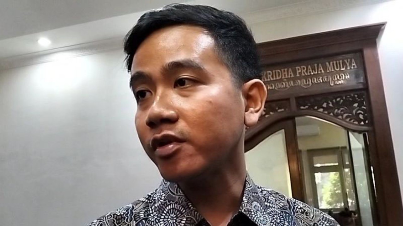 Wali Kota Surakarta Gibran Rakabuming Raka memberikan keterangan kepada wartawan di Solo, Jawa Tengah, Rabu (18/10/2023). ANTARA/Aris Wasita