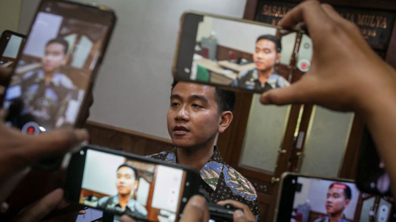 Wali Kota Solo Gibran Rakabuming Raka saat memberikan keterangan di Balai Kota Surakarta, Jawa Tengah, Selasa (17/10/2023). (ANTARA FOTO/Mohammad Ayudha/nym/pri)