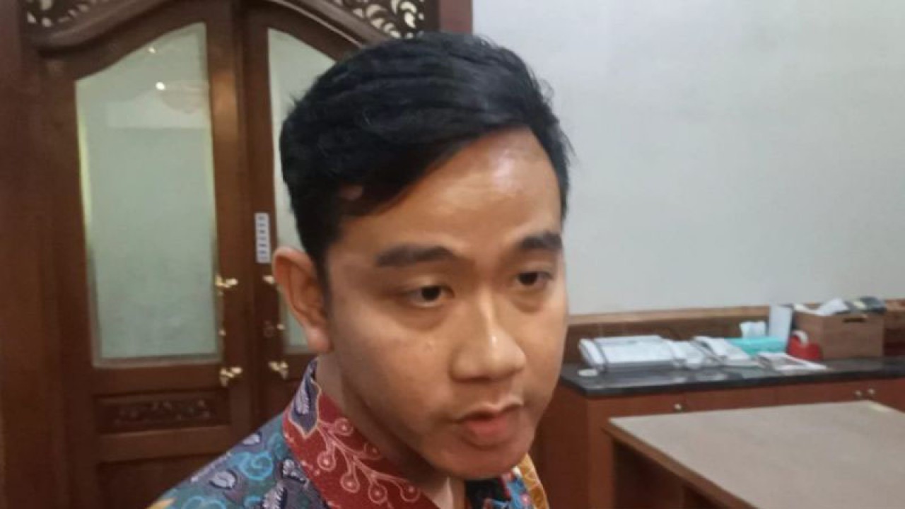 Wali Kota Surakarta Gibran Rakabuming Raka kembali berkantor di Balai Kota Surakarta, Jawa Tengah, Senin (23/10/2024). ANTARA/Aris Wasita