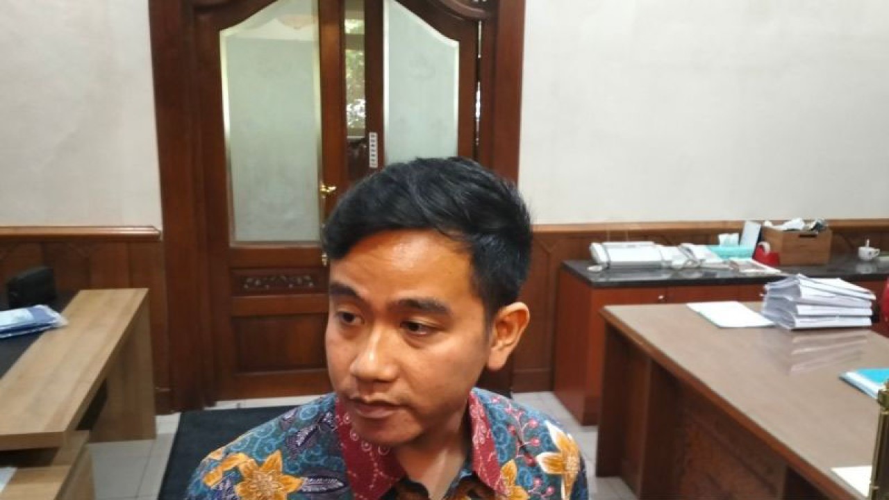 Wali Kota Surakarta Gibran Rakabuming Raka memberikan keterangan kepada wartawan di Solo, Jawa Tengah, Senin (23/10/2023). ANTARA/Aris Wasita