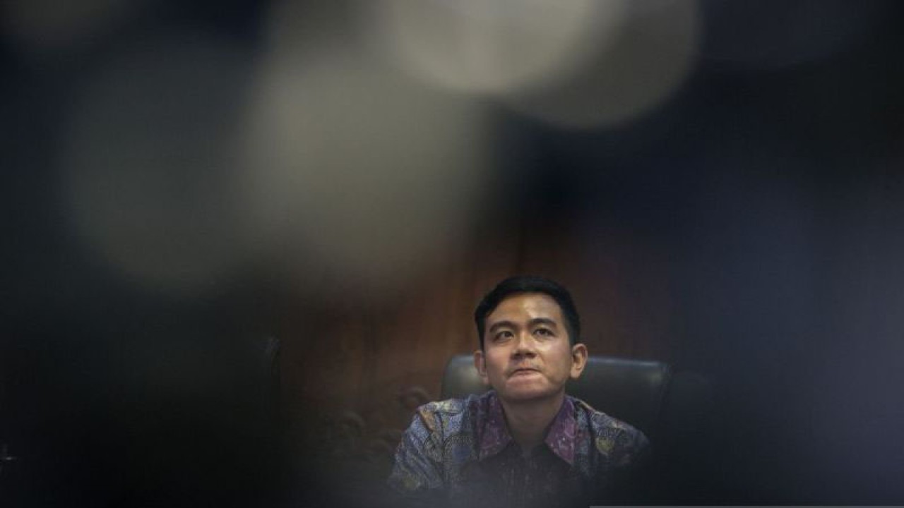 Wali Kota Surakarta Gibran Rakabuming Raka saat mengikuti sidang Paripurna di DRPD Kota Surakarta, Jawa Tengah, Kamis (19/10/2023). (ANTARA FOTO/Mohammad Ayudha/tom)