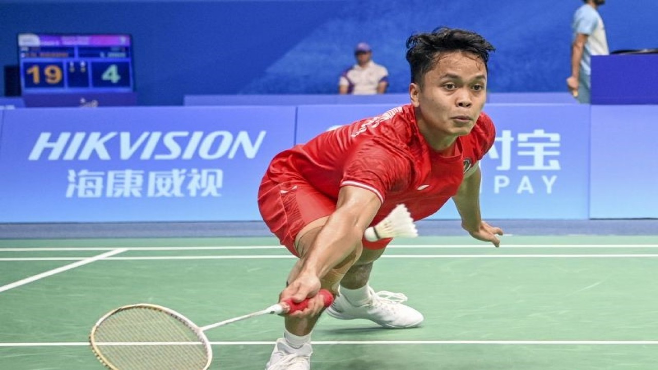 Pebulu tangkis tunggal putra Indonesia Anthony Sinisuka Ginting mengembalikan kok ke arah lawannya asal Korea Selatan Jeon Hyeokjin dalam babak perempat final beregu Asian Games 2022 di Binjiang Gymnasium, Hangzhou, China, Jumat (29/9/2023). Ginting menang dengan skor 21-15, 21-17 membuat Indonesia unggul sementara 1-0 atas Korea Selatan. ANTARA FOTO/M Risyal Hidayat?spt. (ANTARA FOTO/M RISYAL HIDAYAT)