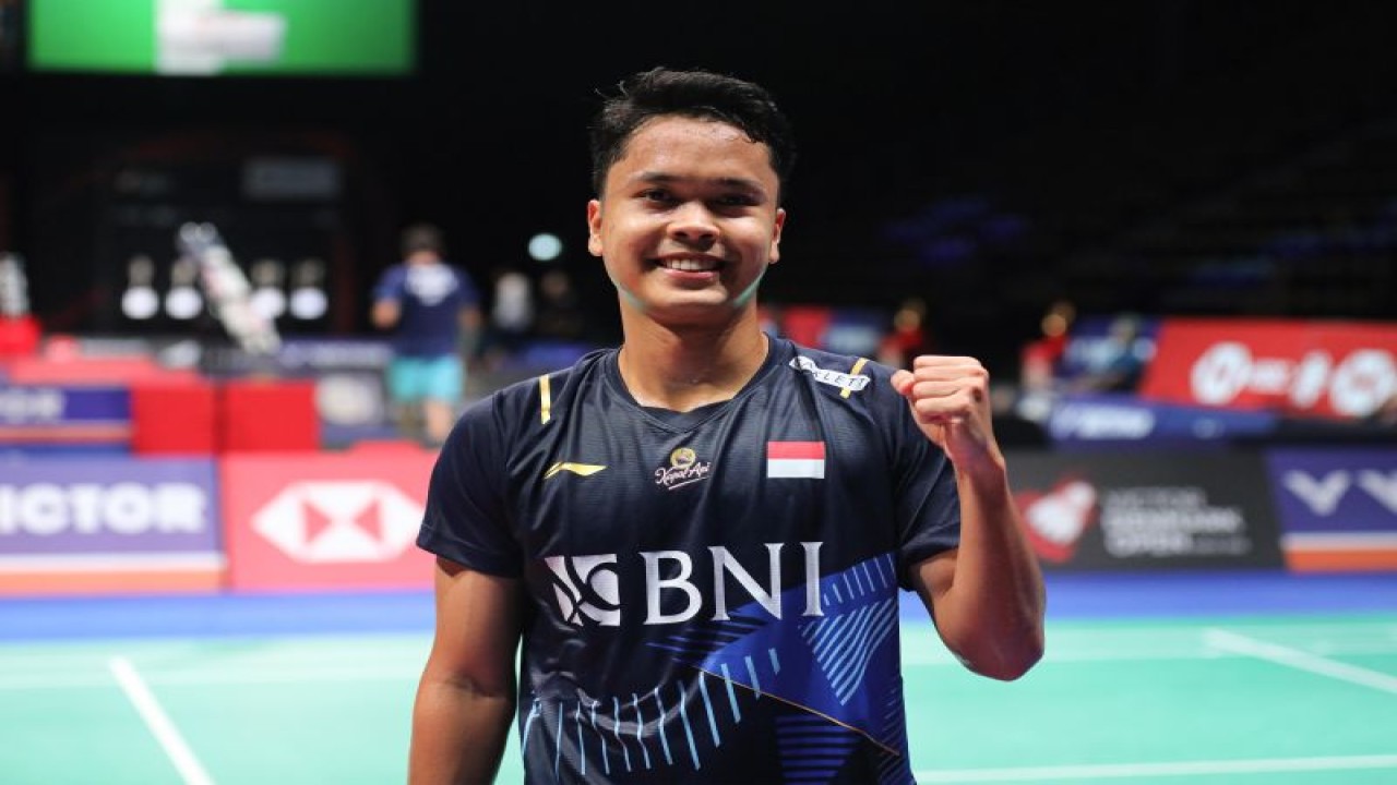 Pebulu tangkis tunggal putra Anthony Sinisuka Ginting berpose usai mengalahkan wakil China, Lu Guang Zu, pada babak 16 besar Denmark Open 2023, Kamis malam waktu Odense. (ANTARA/HO-PP PBSI)